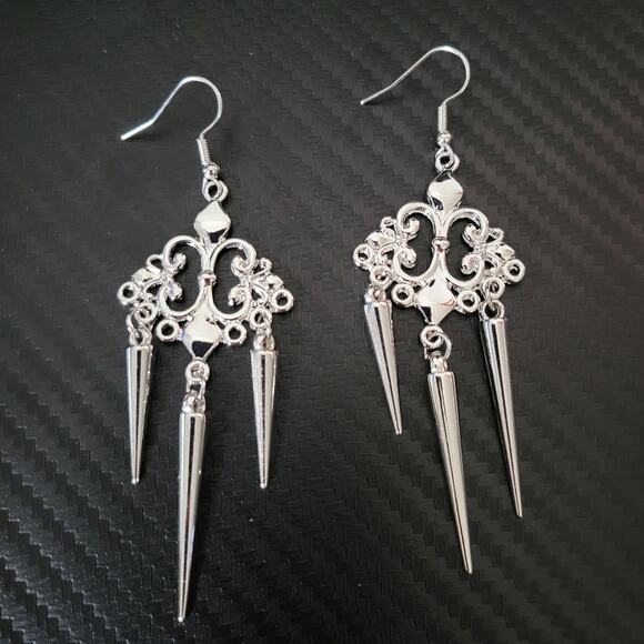Gothic victorian chandelier earrings with spikes - Picture 1 of 3